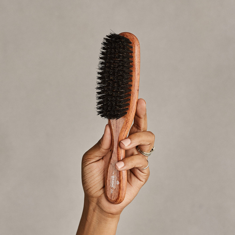 GB KENT Finestの主力ヘアブラシLR6を手に持った様子