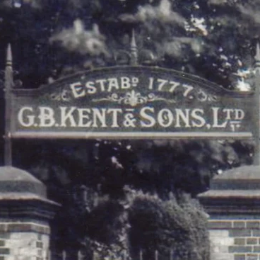 GB KENTの歴史を伝える、英国の看板。